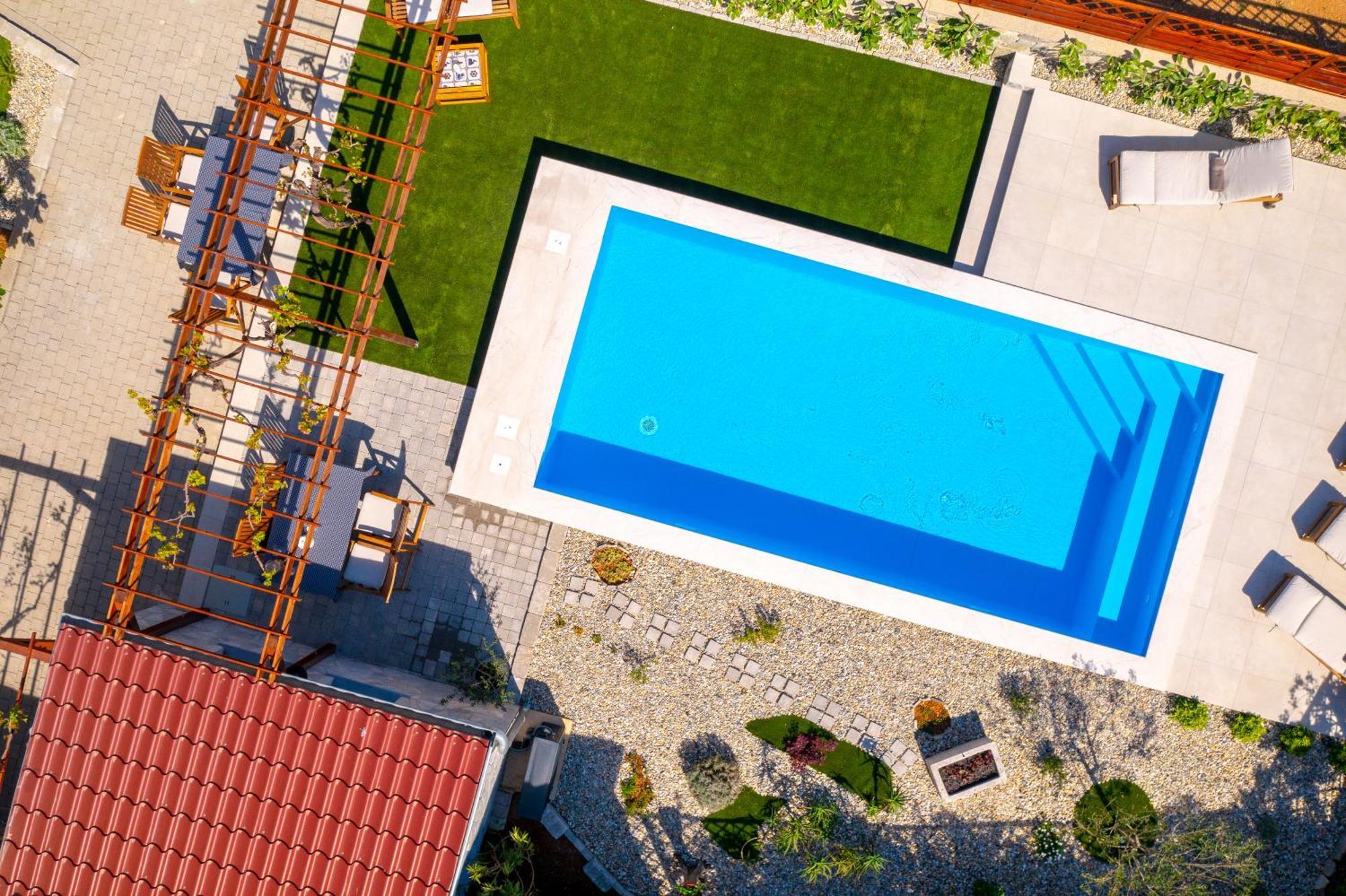 Home Away From Home With A Heated Pool Punat Exterior photo